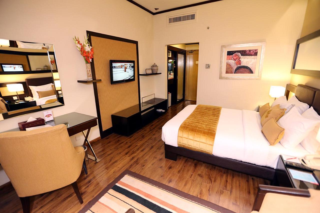 Ramada By Wyndham Multan Hotel Buitenkant foto