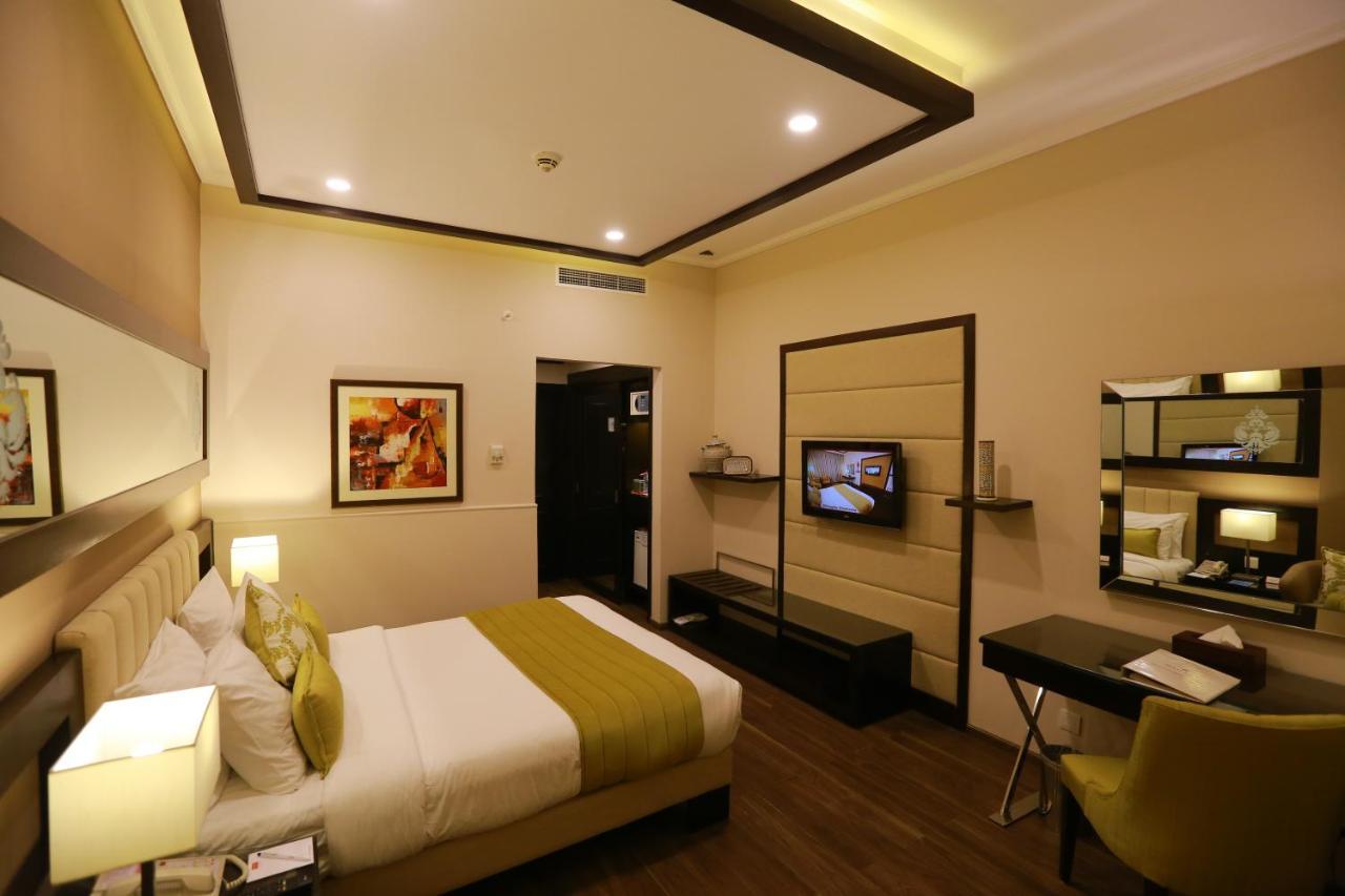 Ramada By Wyndham Multan Hotel Buitenkant foto