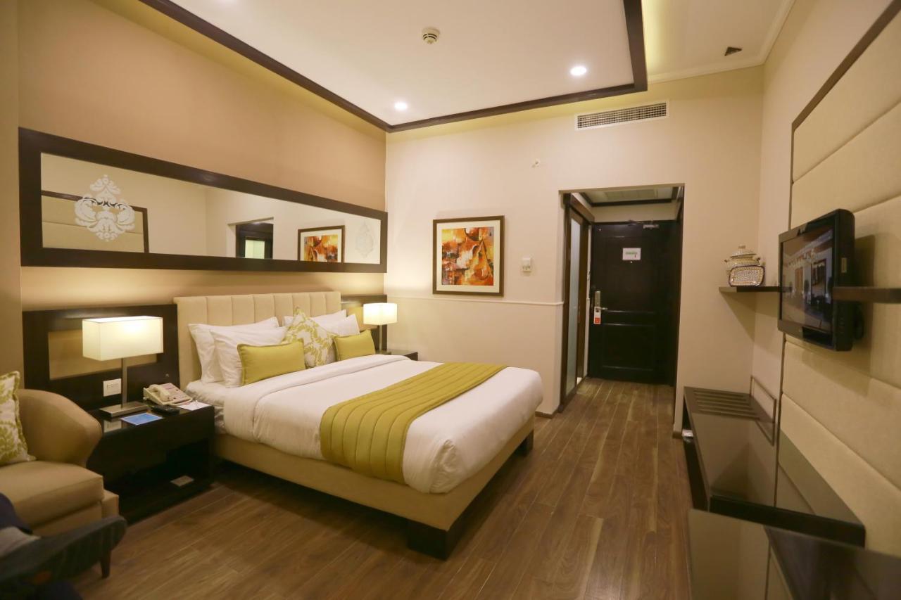 Ramada By Wyndham Multan Hotel Buitenkant foto