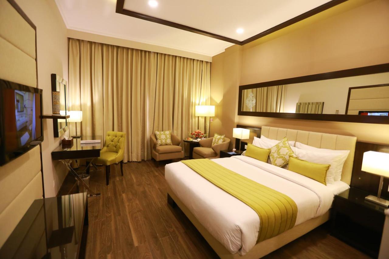 Ramada By Wyndham Multan Hotel Buitenkant foto