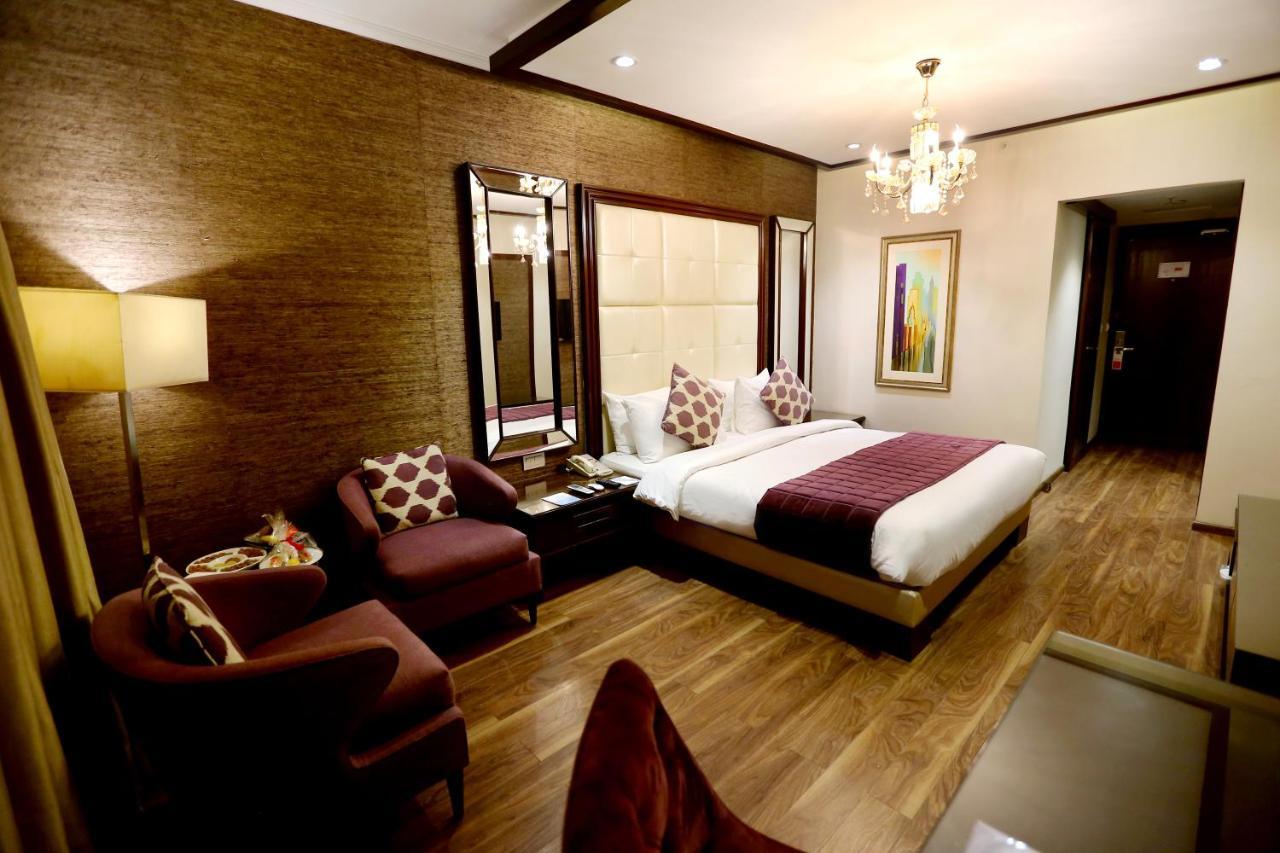 Ramada By Wyndham Multan Hotel Buitenkant foto
