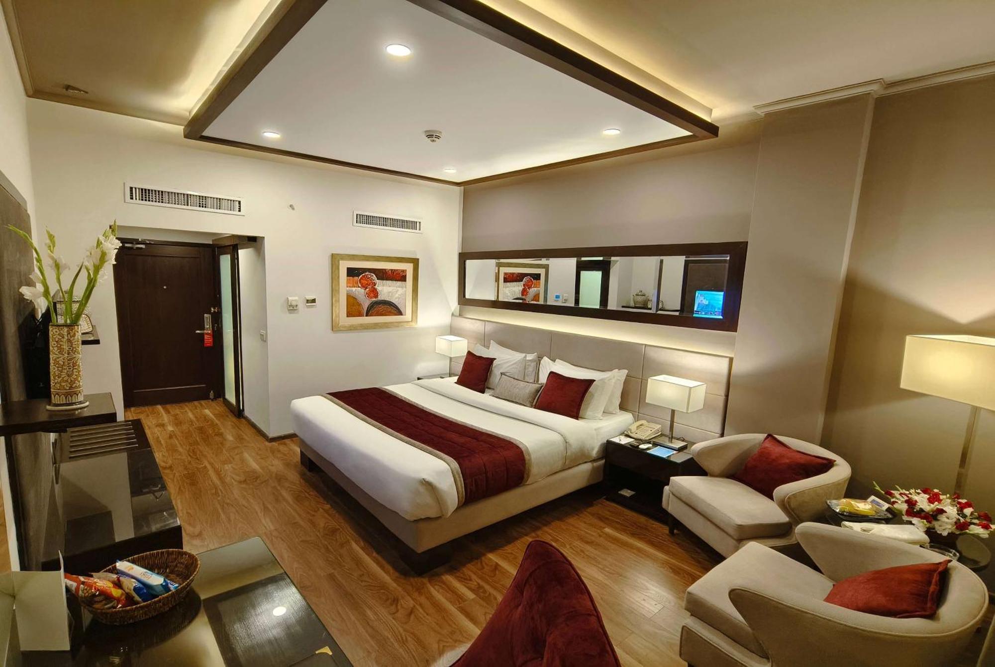 Ramada By Wyndham Multan Hotel Buitenkant foto