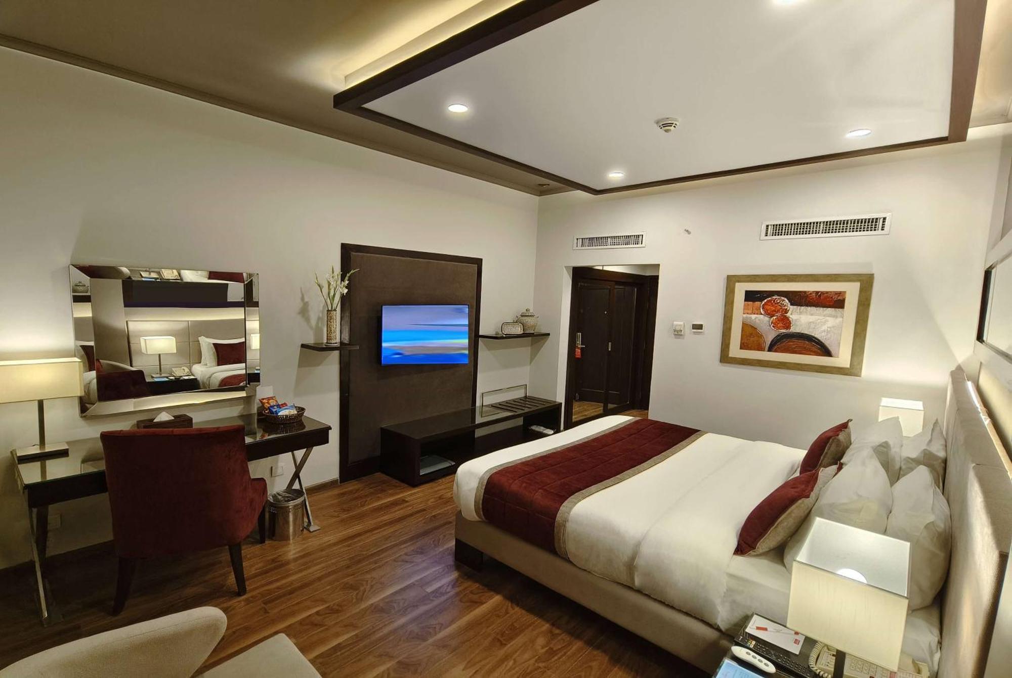 Ramada By Wyndham Multan Hotel Buitenkant foto