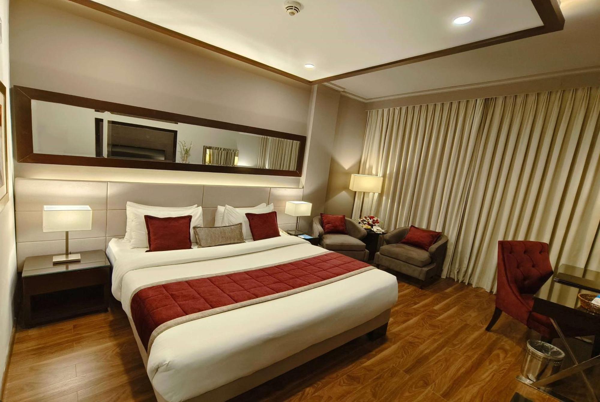 Ramada By Wyndham Multan Hotel Buitenkant foto