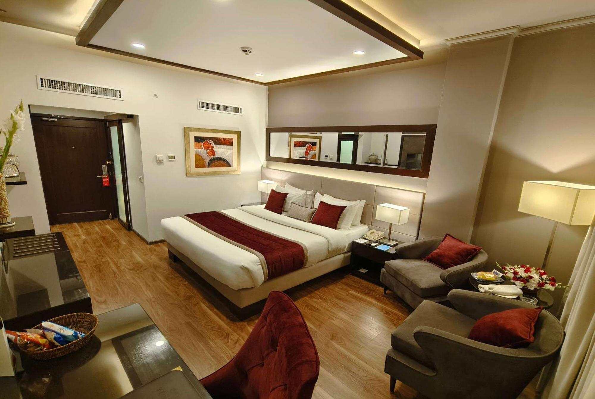 Ramada By Wyndham Multan Hotel Buitenkant foto