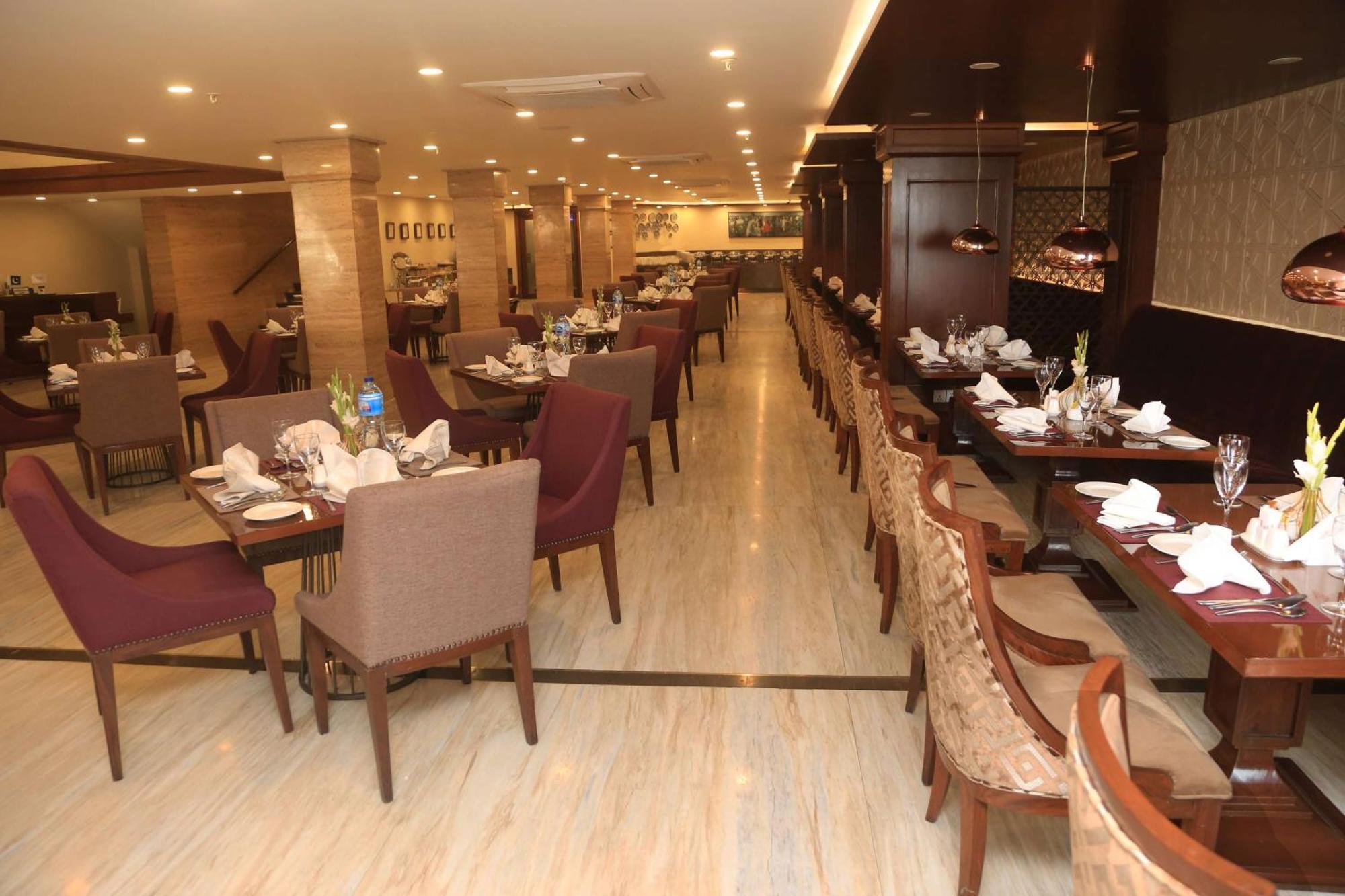 Ramada By Wyndham Multan Hotel Buitenkant foto