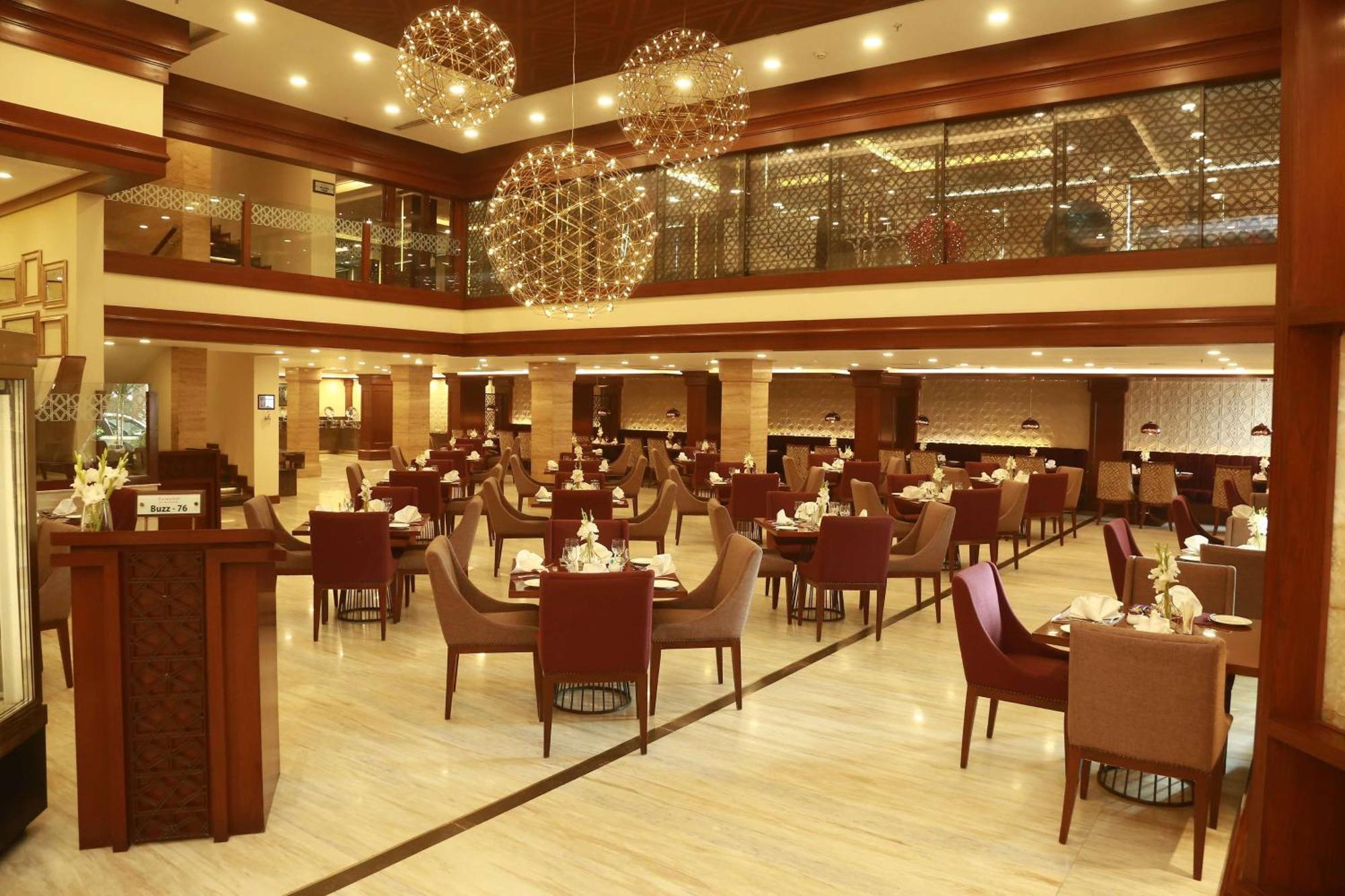 Ramada By Wyndham Multan Hotel Buitenkant foto