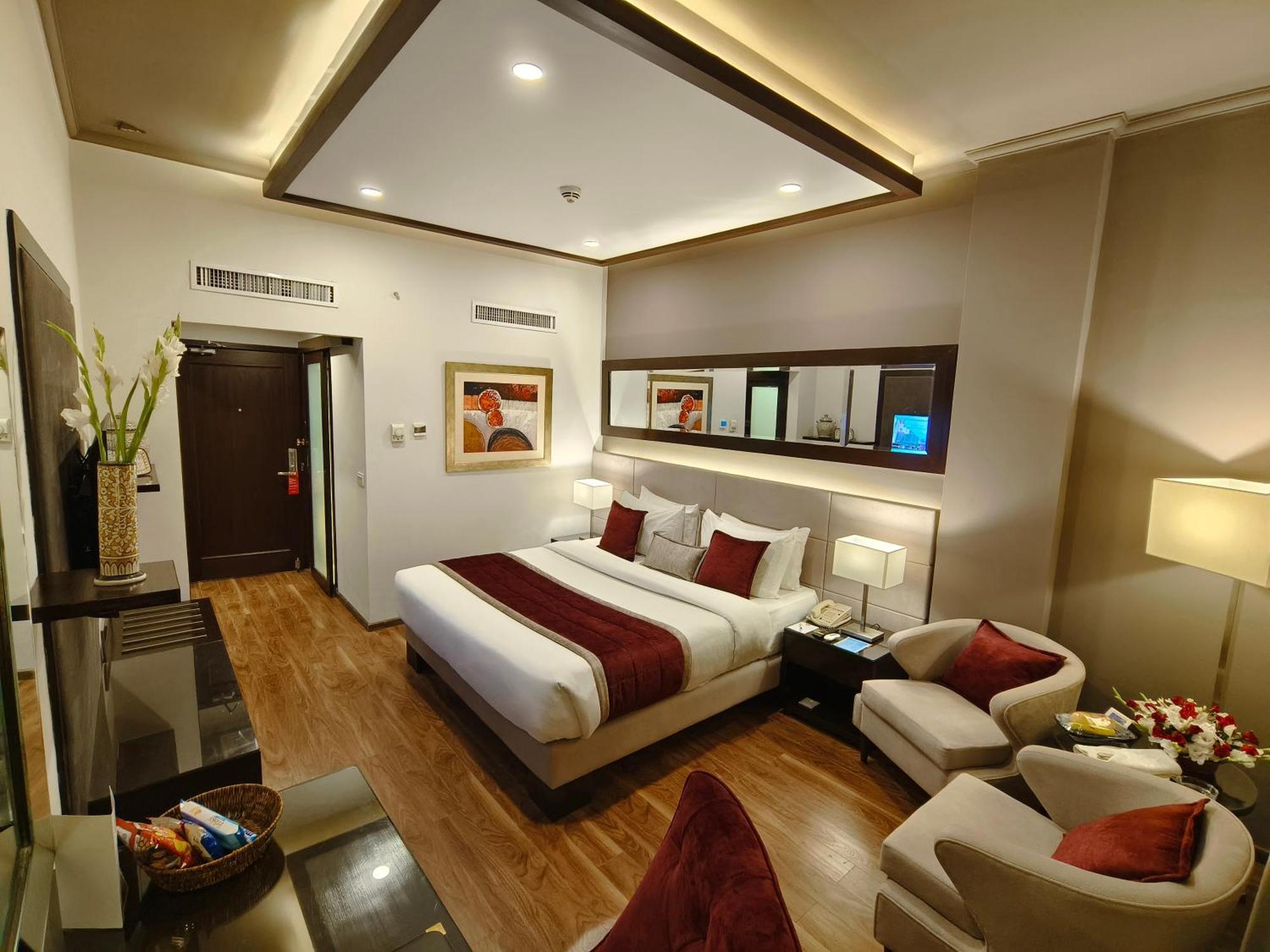 Ramada By Wyndham Multan Hotel Buitenkant foto