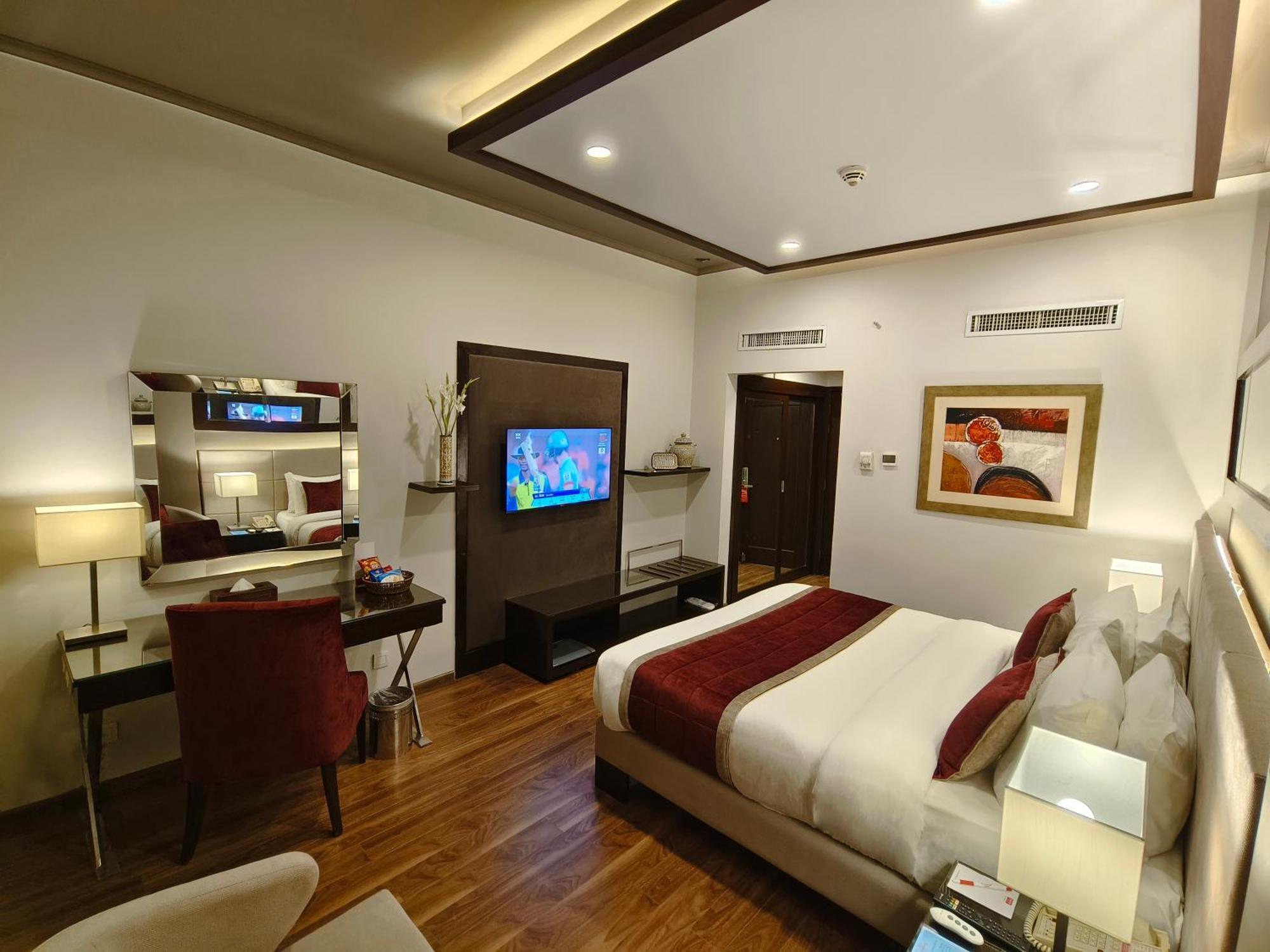 Ramada By Wyndham Multan Hotel Buitenkant foto