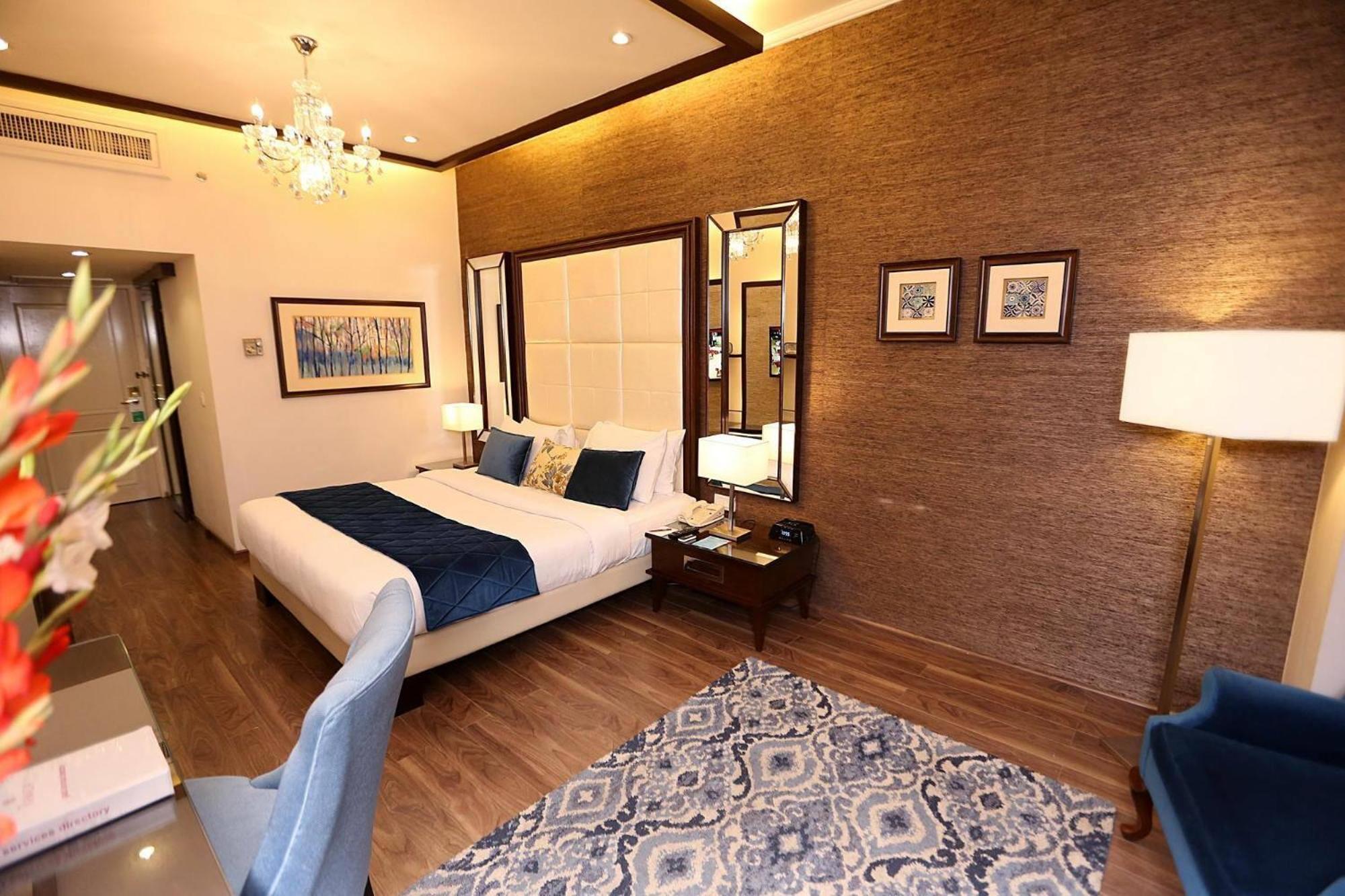 Ramada By Wyndham Multan Hotel Buitenkant foto