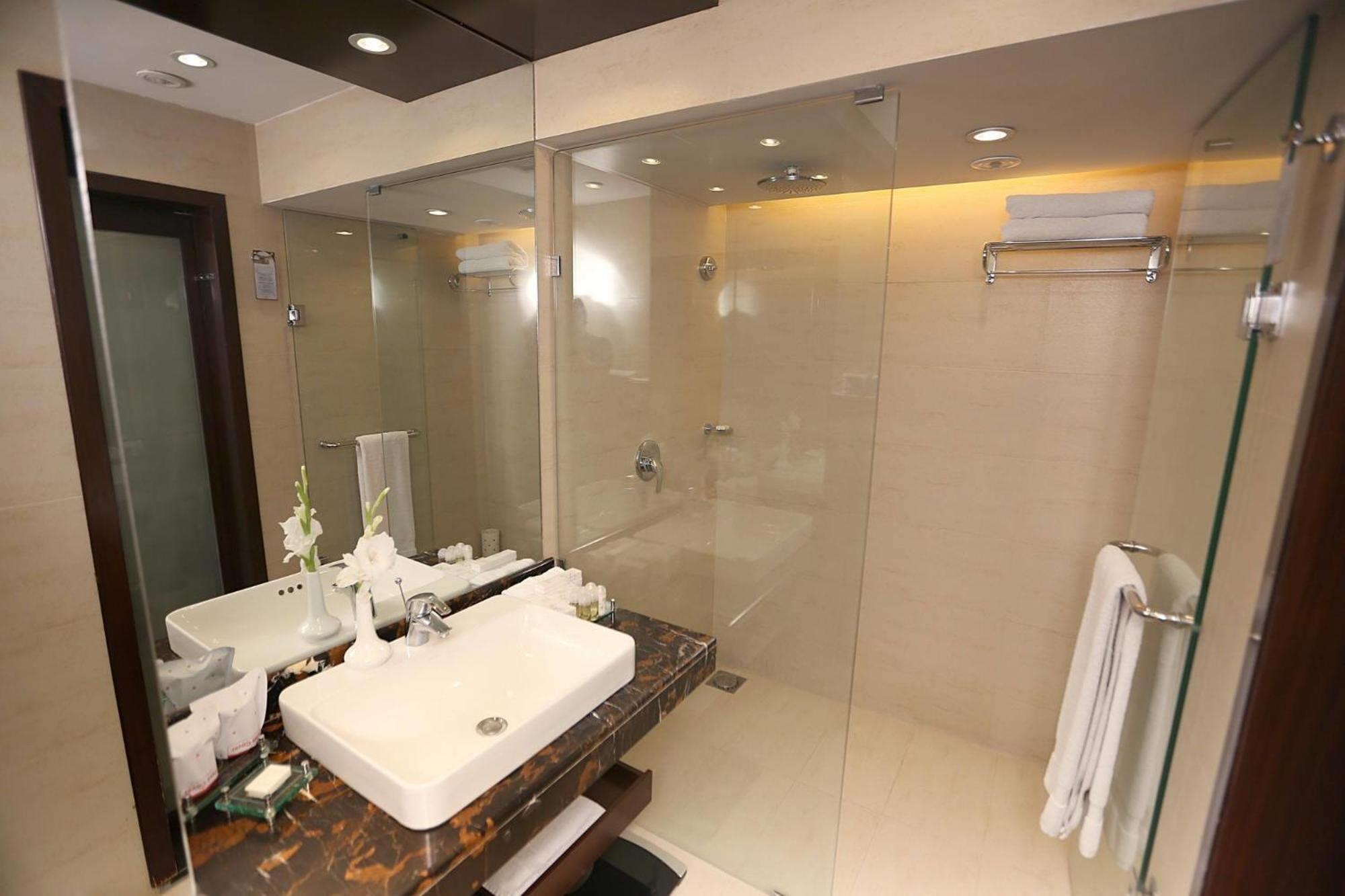 Ramada By Wyndham Multan Hotel Buitenkant foto