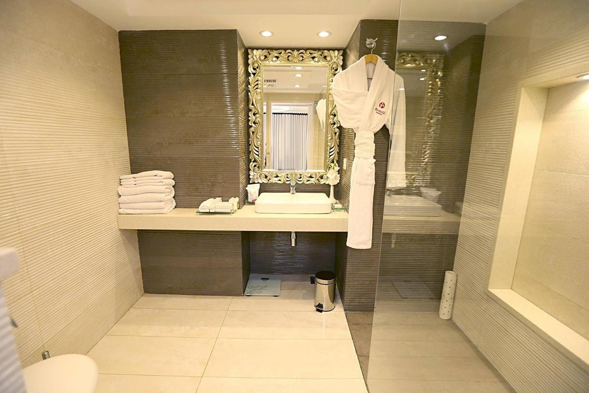 Ramada By Wyndham Multan Hotel Buitenkant foto