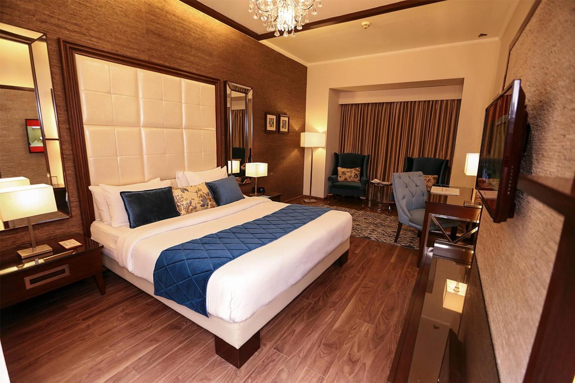 Ramada By Wyndham Multan Hotel Buitenkant foto