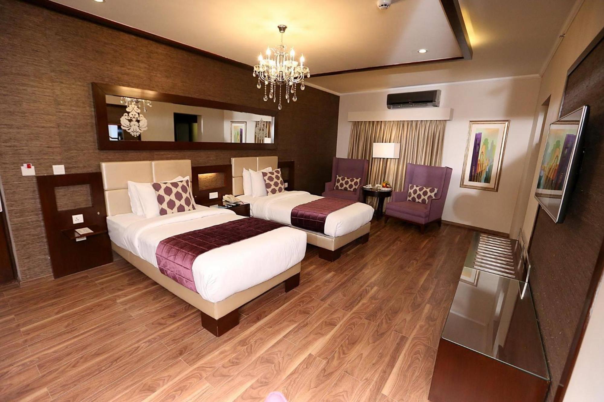 Ramada By Wyndham Multan Hotel Buitenkant foto