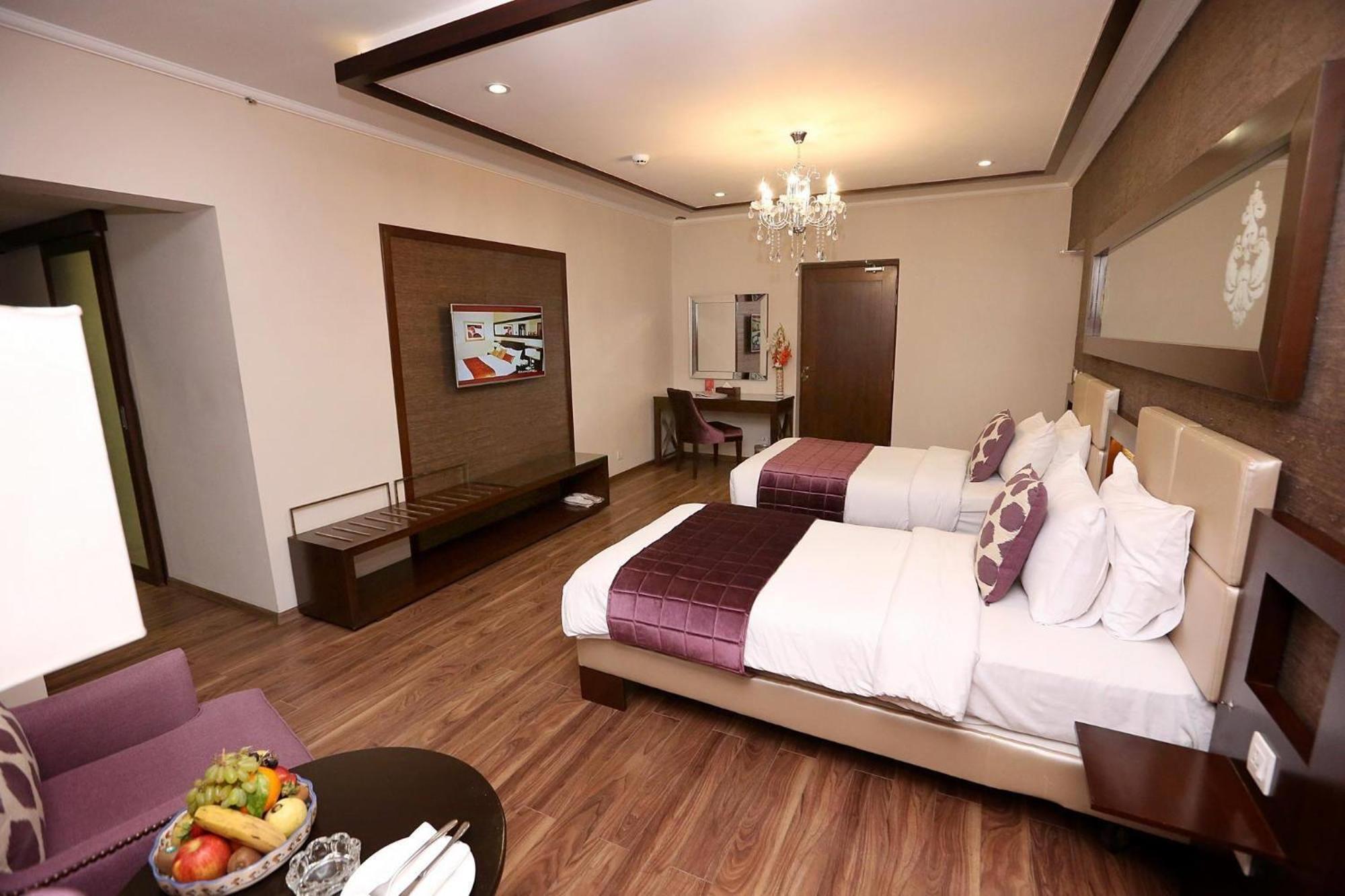 Ramada By Wyndham Multan Hotel Buitenkant foto